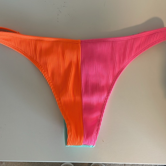 Cupshe Rib Colorblock V-Neck Top & Extra Cheeky Bikini Set - Picture 6 of 7